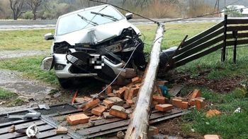 El último domingo, el auto de una familia de Cholila terminó impactando contra el alambrado del patio de la vecina de El Hoyo, en Chubut. El último domingo, el auto de una familia de Cholila terminó impactando contra el alambrado del patio de la vecina de El Hoyo, en Chubut.