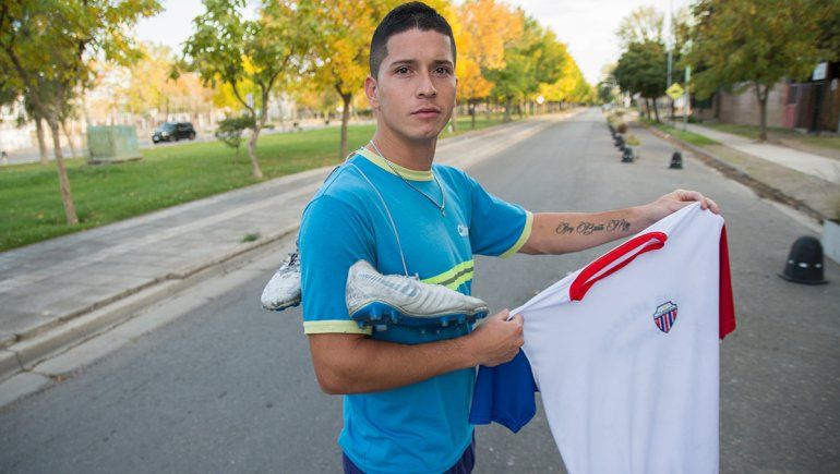 El goleador barrendero que enfrenta al coronavirus en las calles neuquinas