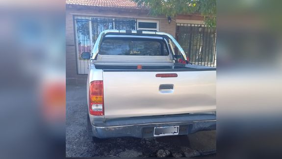 La camioneta en cuestión era una Toyota Hilux de color gris.