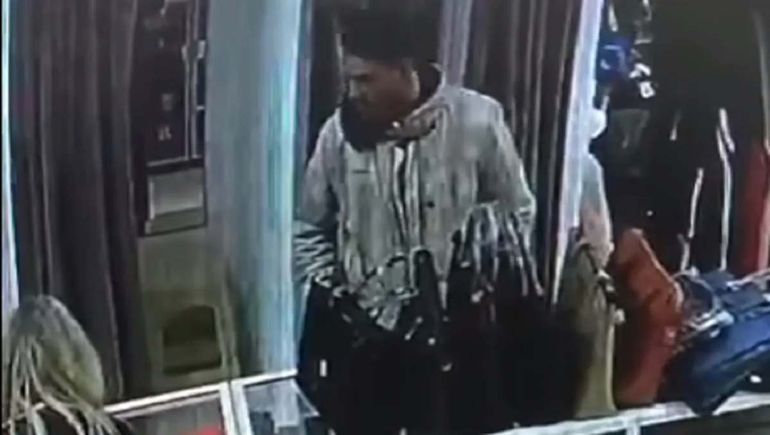 Video: ladrón distrajo a la dueña de un comercio y le robó