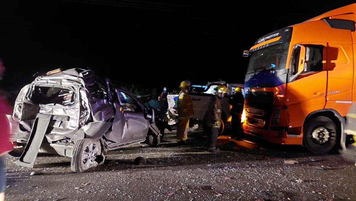 Impresionante choque: un camión y cinco autos involucrados