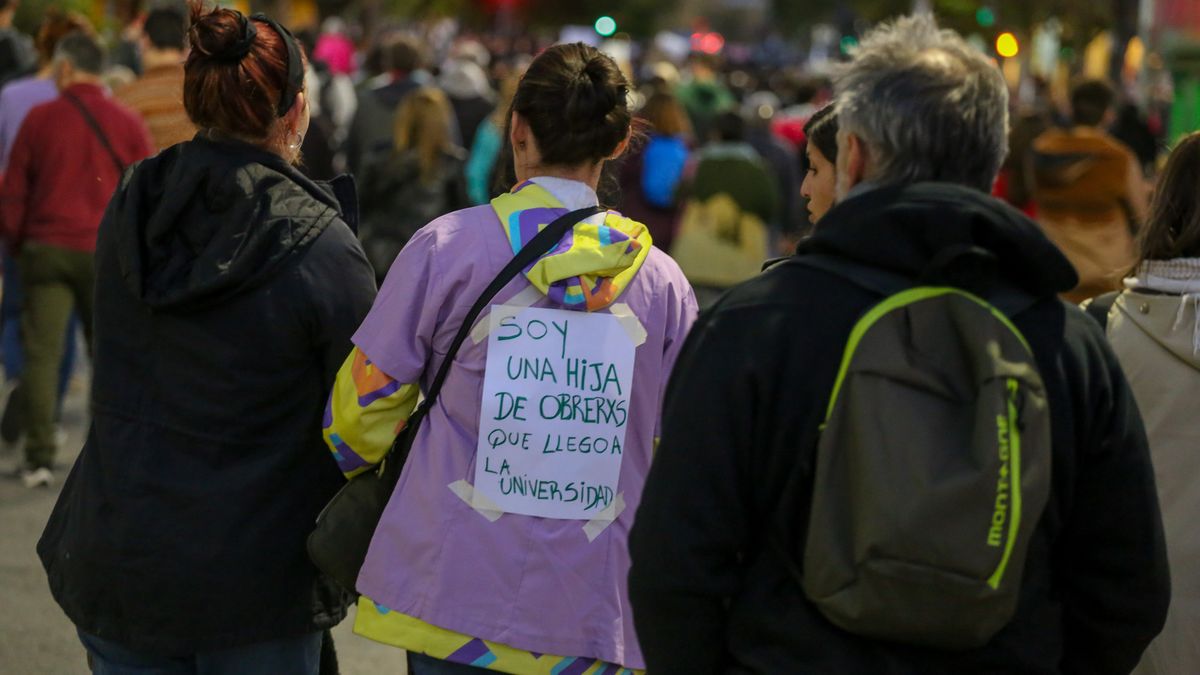 En 29 fotos, la masiva marcha universitaria en Neuquén thumbnail