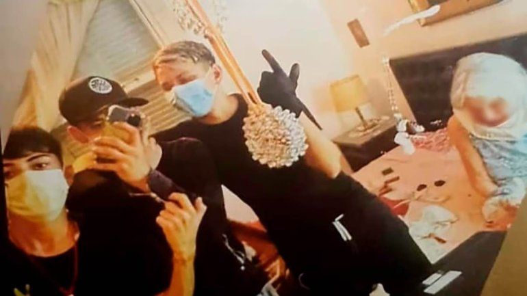 Escalofriante: entraron a robarle a una anciana, la ataron y se sacaron una selfie con ella atada a la cama