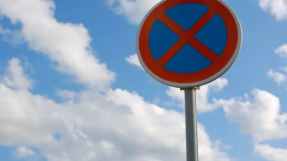 Señal de tránsito azul con una cruz roja: qué significa