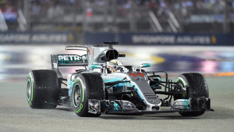 Hamilton aprovechó el abandono de Vettel y ganó en Singapur