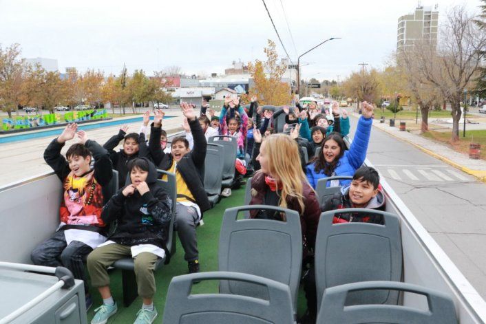 Escuelas primarias se suben al Bus Turístico para recorrer la capital neuquina 