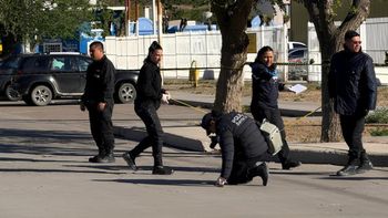 La Policía de Santa Cruz trabaja tras el tiroteo a la sede del SIPGER en Caleta Olivia. La Policía de Santa Cruz trabaja tras el tiroteo a la sede del SIPGER en Caleta Olivia.
