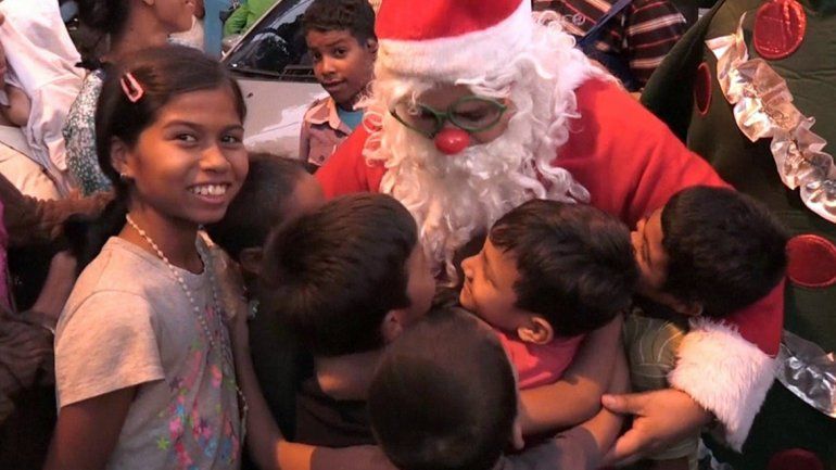 Hace 12 años que los Santa en las calles tratan de ayudar a la gente.