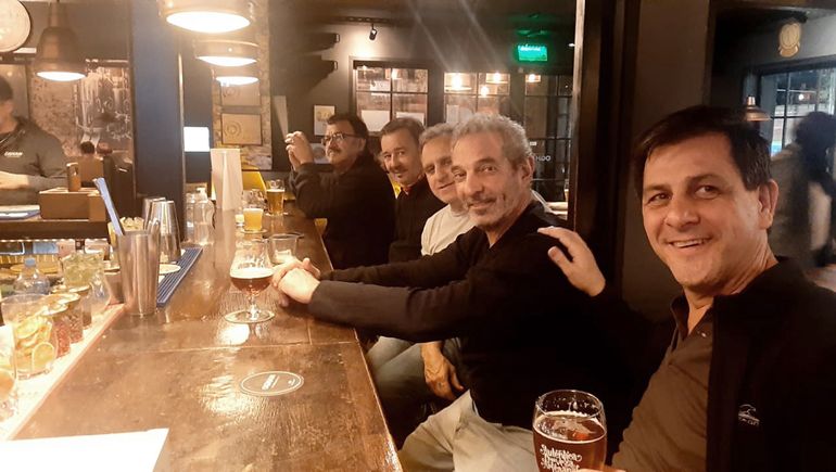 Luis García fue el responsable de armar el equipo de tarjeteros de Mirror, que en la actualidad se siguen juntando todos los viernes para charla y compartir unos tragos.