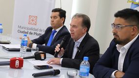 Tras los allanamientos y varios días, Luis Bertolini, salió a dar una conferencia de prensa. | LM Neuquen Tras los allanamientos y varios días, Luis Bertolini, salió a dar una conferencia de prensa.