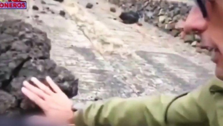 De no creer: un reportero tocó con su mano la lava solidificada en La Palma