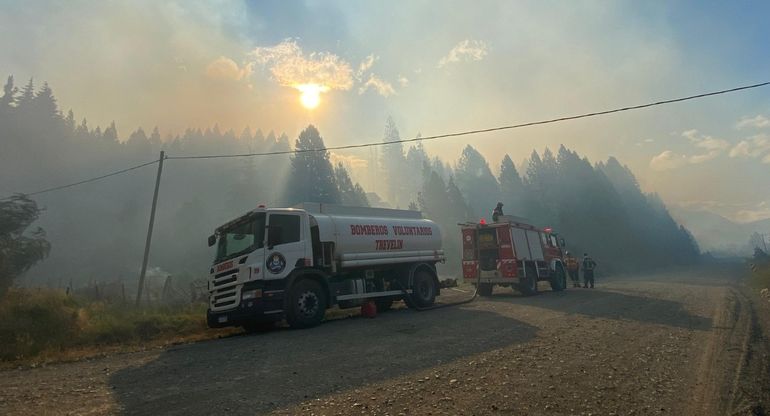 Bomberos de distintas partes de Chubut se unieron al operativo para contener el incendio en Los Cipreses. Bomberos de distintas partes de Chubut se unieron al operativo para contener el incendio en Los Cipreses.