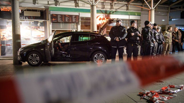 La policía disparó contra el agresor cuando quiso escapar y lo hirió.