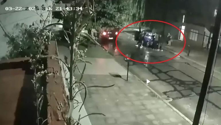 Ladrones armados le robaron el auto a una pareja mientras uno de sus hijos estaba adentro.