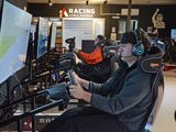 Los simuladores de carreras permiten experimentar el automovilismo de forma realista.
