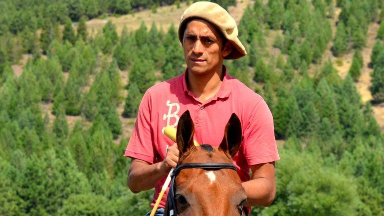 De Junín de los Andes a entrenar caballos de polo en Inglaterra