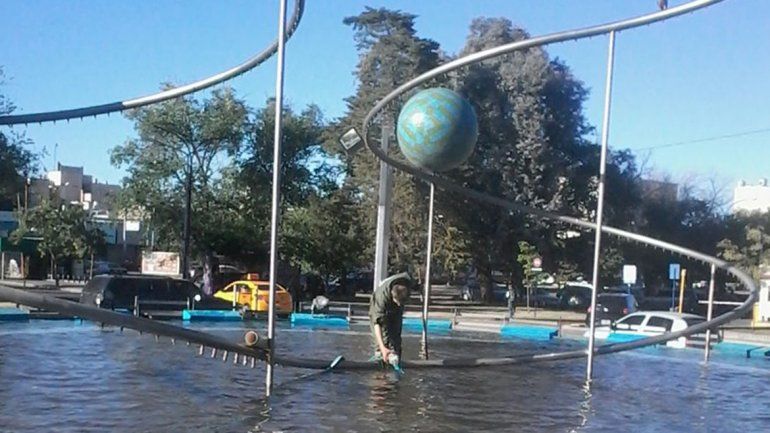Los operarios realizaron el trabajo en forma manual para no dañar la fuente.