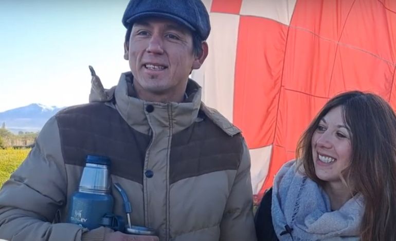 Jaime y Vanesa contaron sus planes de casamiento al bajar del globo aerostático: son de Trevelín. Jaime y Vanesa contaron sus planes de casamiento al bajar del globo aerostático: son de Trevelín. 