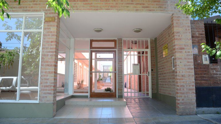 Los ladrones burlaron la puerta de ingreso al complejo y luego forzaron la del departamento para robar.