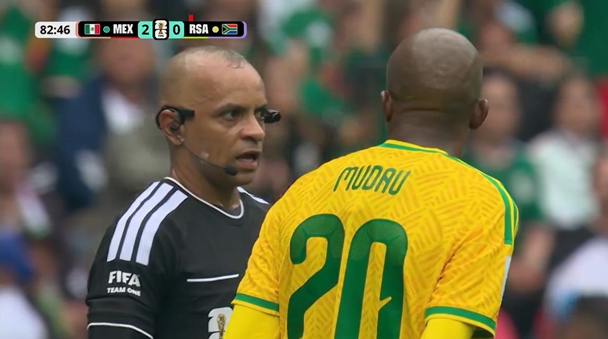 El papelón del árbitro Sampaio intentando hablar en inglés en el partido inaugural