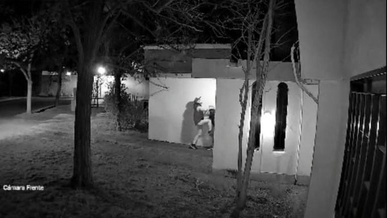 Uno de los delincuentes ayuda a subir al otro al techo de una casa del barrio 10 de Marzo. Ambos quedaron registrados por una cámara de seguridad. 
