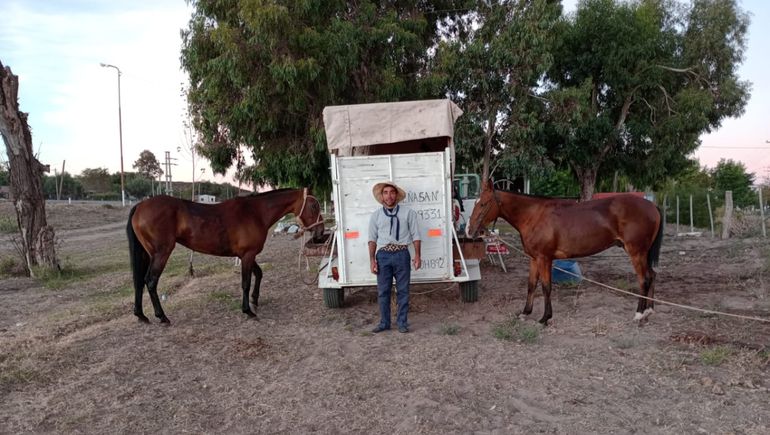 El vecino que cabalgó 400 kilómetros para llevar flores a la tumba de su madre