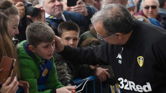 Los fanáticos del Leeds despiden a Bielsa
