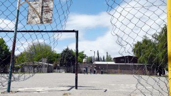 El playón deportivo de Confluencia, donde hubo disparos mientras los chicos jugaban a la pelota. El playón deportivo de Confluencia, donde hubo disparos mientras los chicos jugaban a la pelota.