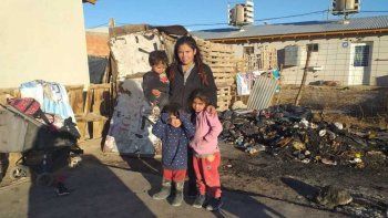 Tamara y sus tres hijos necesitan ayuda luego de que un incendio los dejó en la calle. Tamara y sus tres hijos necesitan ayuda luego de que un incendio los dejó en la calle.