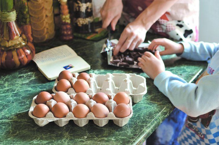 Los cocineros y el personal de tareas específicas perciben en abril de 2025 un salario de $3.270 pesos por hora –con retiro- y de $3.585 por hora –sin retiro. Los cocineros y el personal de tareas específicas perciben en abril de 2025 un salario de $3.270 pesos por hora –con retiro- y de $3.585 por hora –sin retiro.