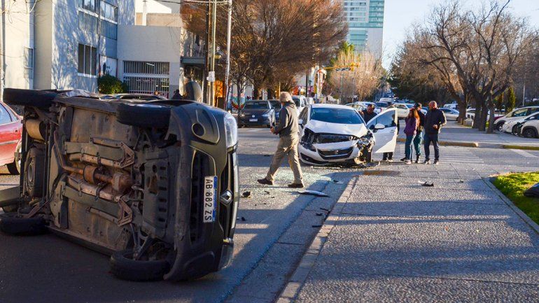 Choque y vuelco en Avenida Argentina: un herido