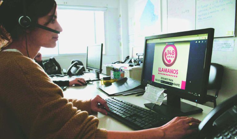 Desde su creación, hace seis años, más de 12.400 mujeres en situación de violencia familiar acudieron a la línea 148.