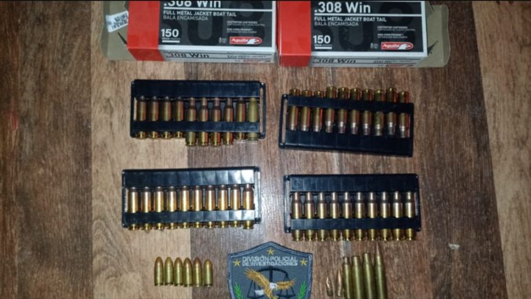 Algunas de las municiones incautadas por la policía de Chubut en los allanamientos realizados el último sábado en Trelew. Algunas de las municiones incautadas por la policía de Chubut en los allanamientos realizados el último sábado en Trelew.