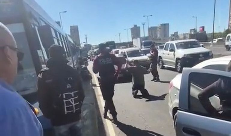 La policía intervino y le ordenó bajar el arma. La policía intervino y le ordenó bajar el arma.