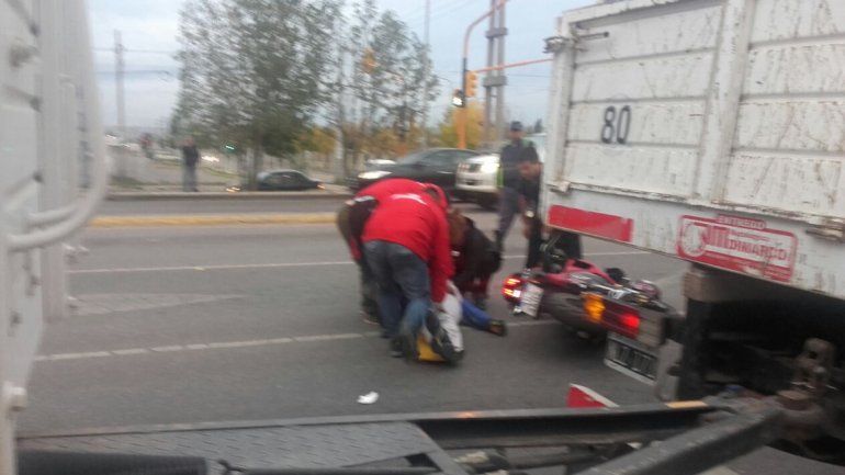Un motociclista no frenó en el semáforo y chocó a un auto