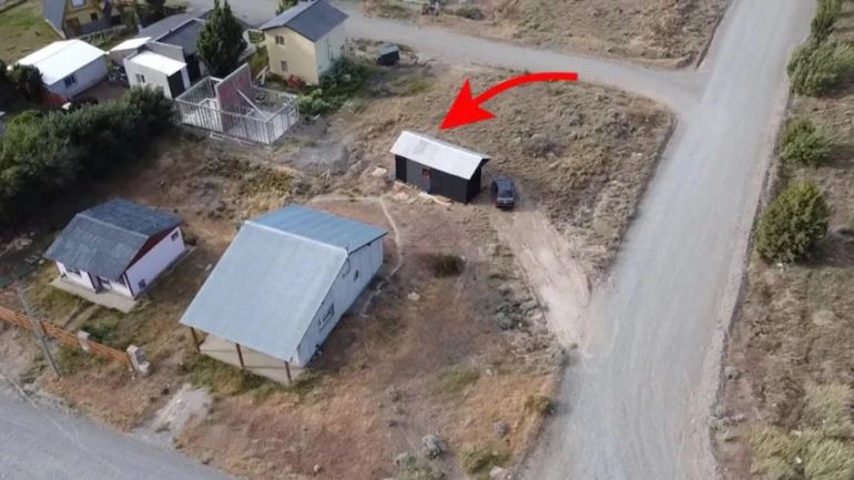 Santa Cruz: la de más abajo es la casa del dueño del terreno. Arriba, la casita de los invasores. Santa Cruz: la de más abajo es la casa del dueño del terreno. Arriba, la casita de los invasores.