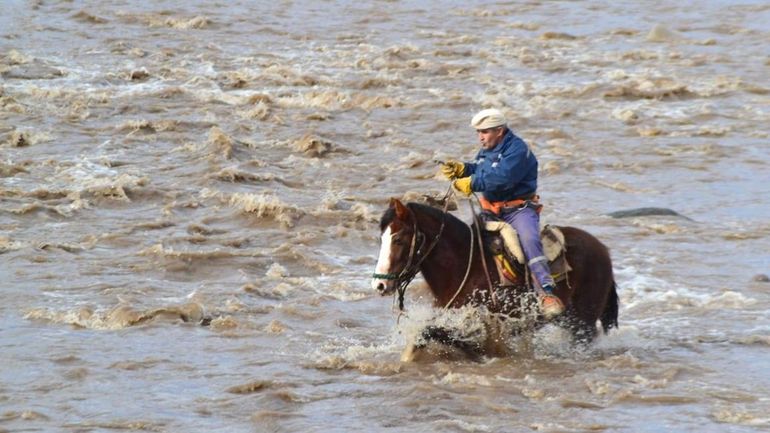 Fueron a caballo a restituir la luz a aislados y los premiaron con un asado