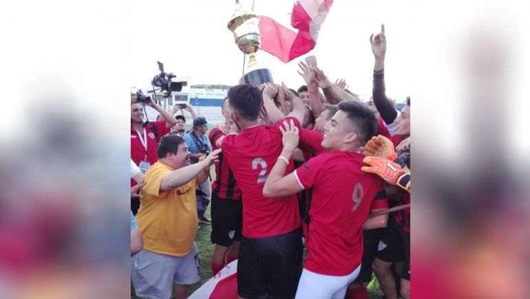 Panchito, el fana del Rojo, cumplió el sueño de su vida y entregó la Copa