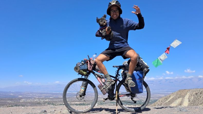 Entre las aulas y la ruta: el profe que recorrió el país y hasta cruzó la frontera en bicicleta con su perro como copiloto