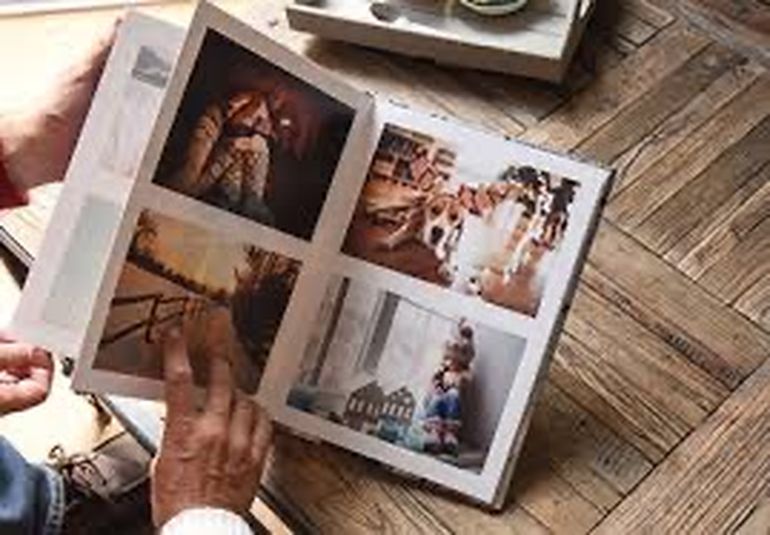 La desvalijaron durante el partido de Argentina y sólo quiere recuperar las fotos de su infancia