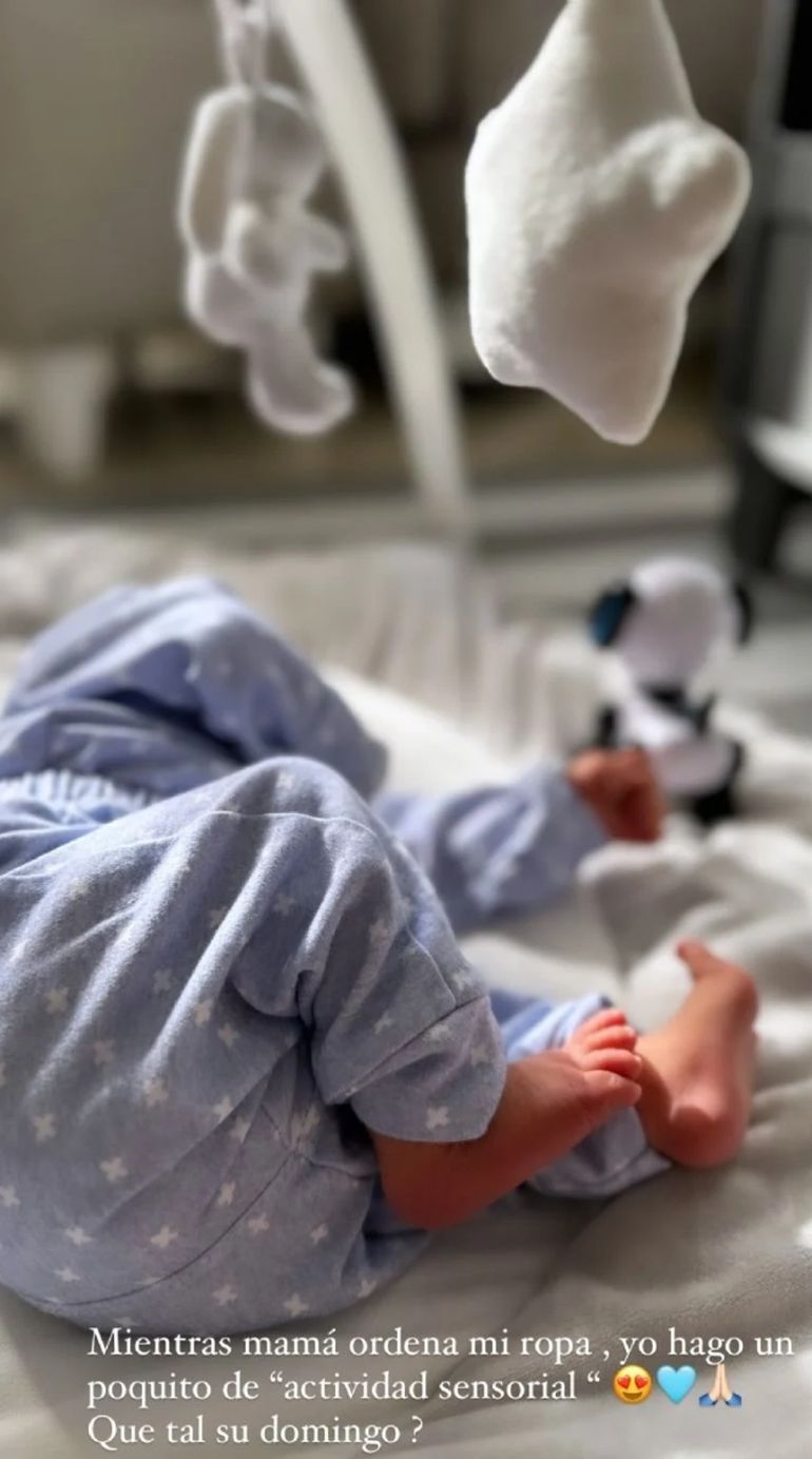 Cruz juega mientras su mamá lo cuida Cruz juega mientras su mamá lo cuida