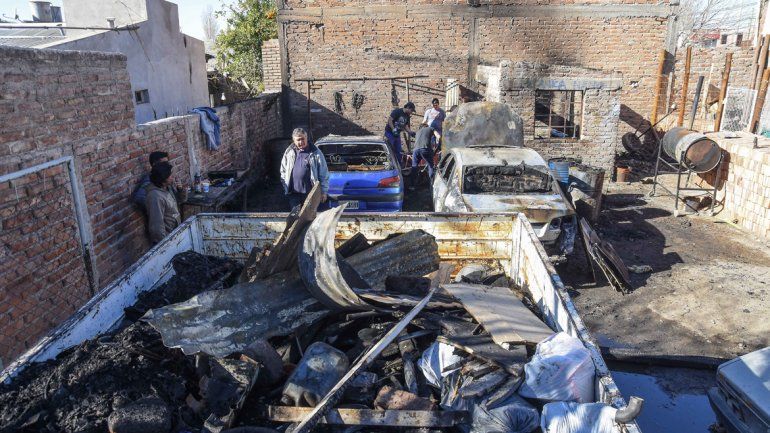 Denuncian que fue intencional el incendio en un taller mecánico del Oeste