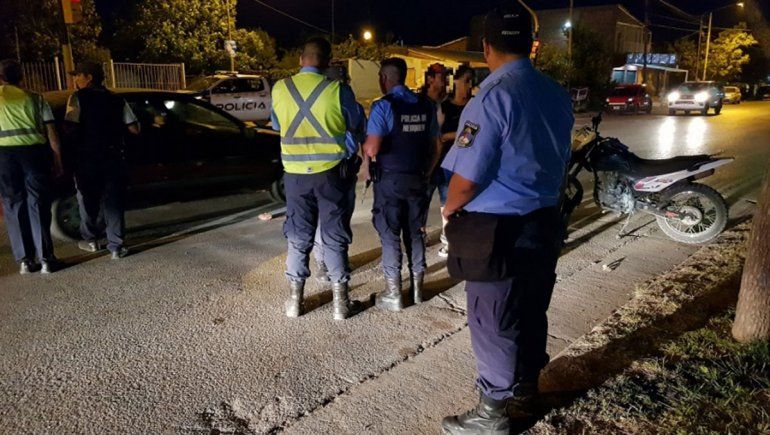 Lo detuvieron para secuestrarle la moto, pero la prendió fuego y se fugó