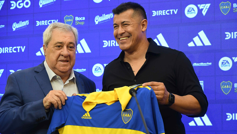 Jorge Almirón posa por primera vez con la camiseta de Boca en la conferencia de prensa del lunes por la tarde.&nbsp;