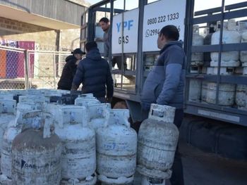 entregan 9 mil garrafas por mes para pasar el invierno: donde se pueden retirar
