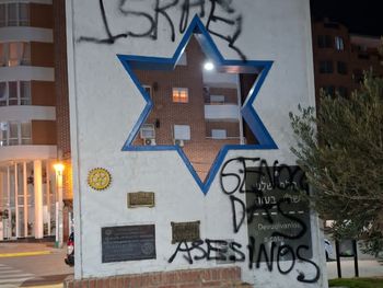 vandalizaron el monumento al estado de israel en neuquen: aparecieron pintadas y repudian un nuevo ataque