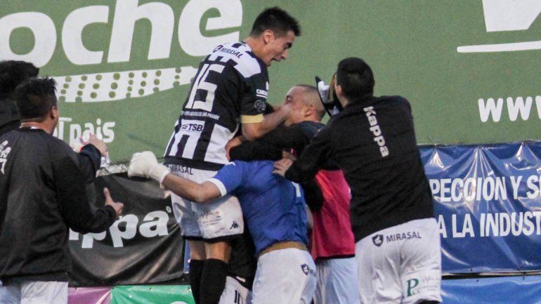 El arquero detuvo dos penales para darle la clasificación al Albinegro.