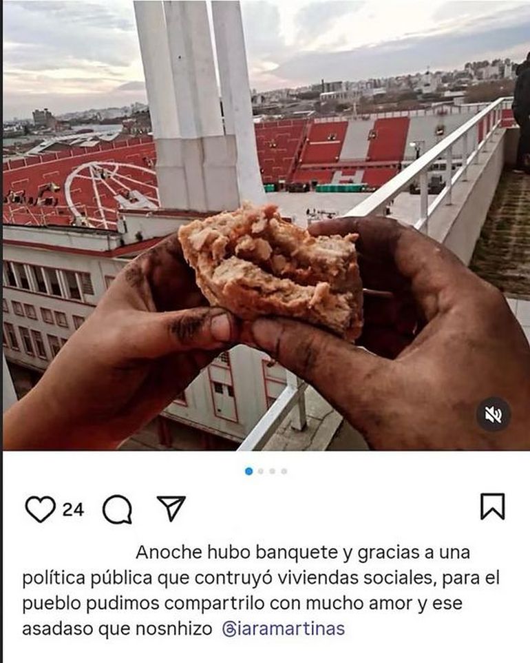 Desde el balcón del departamento, la ocupante compartió en redes sociales mensajes desafiantes mientras continúa el litigio. Desde el balcón del departamento, la ocupante compartió en redes sociales mensajes desafiantes mientras continúa el litigio.