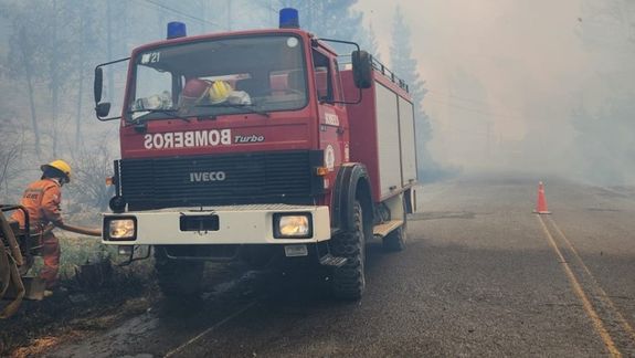 Bomberos de distintos destacamentos trabajan para extinguir el incendio en Epuyén.