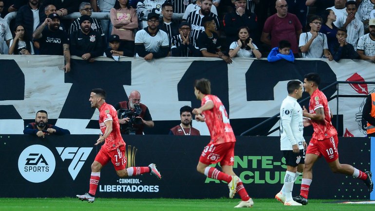 Javier Cabrera festeja su gol ante la mirada de los hinchas brasileños.&nbsp;